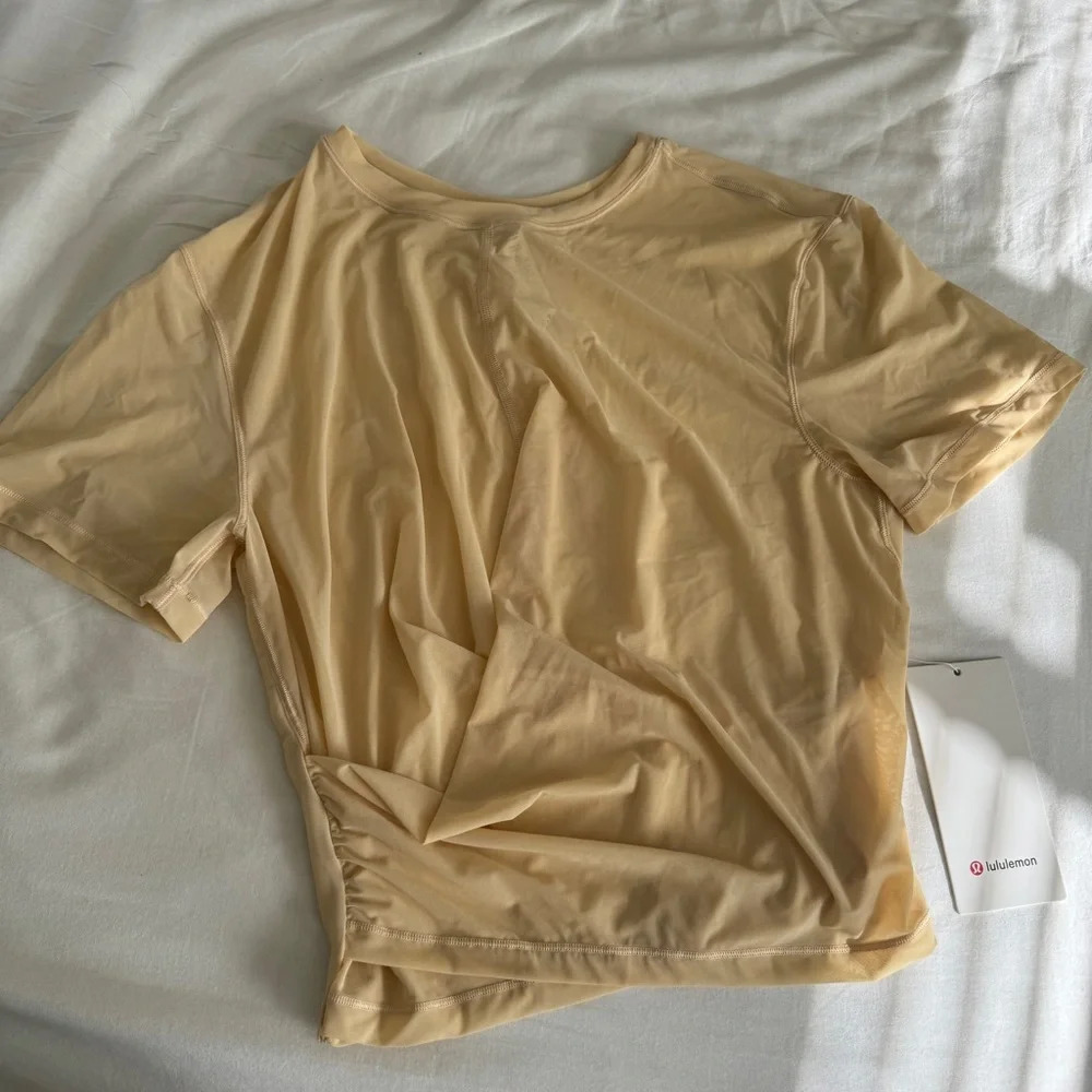 83 🆕💛 Lululemon Lightweight Mesh Reversible Yoga Tee Prosecco